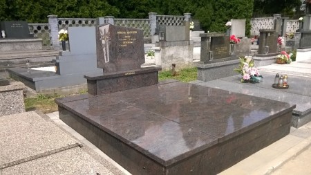 Dvojhrob s ručně sekaným ornamentem